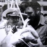 Адмирал дарит морскую форму (фото Я. Рябинского)